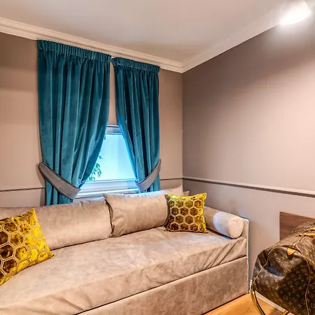 Tree Charme Parliament Boutique מלון